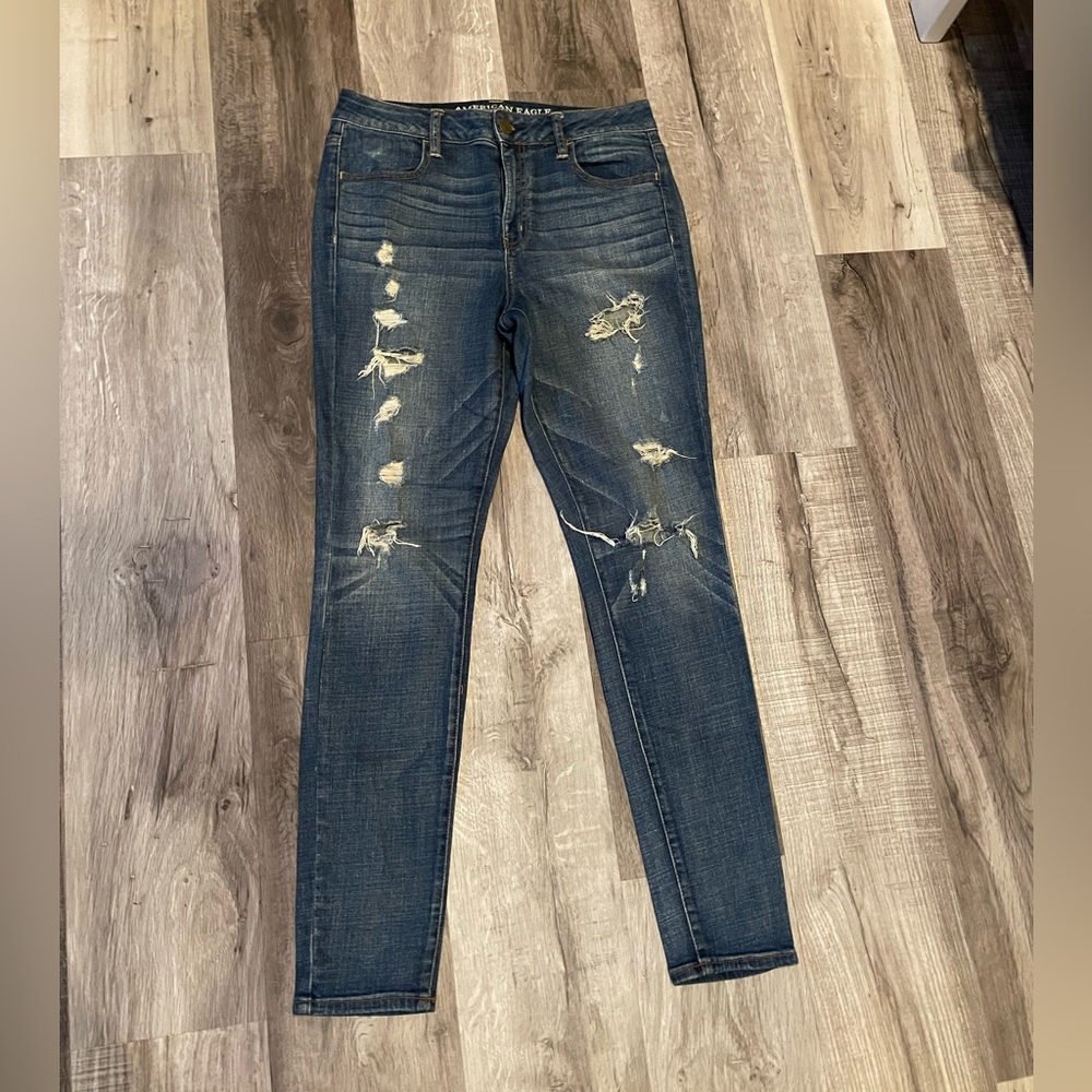 Adorable American Eagle high rise jeggings with plenty of distressing!